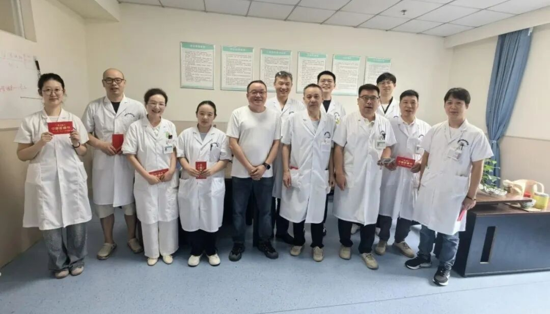 铸魂强基 德高技精｜今天，我们把节日问候送到高邮中健康复医院每一位医师手中 - 高邮